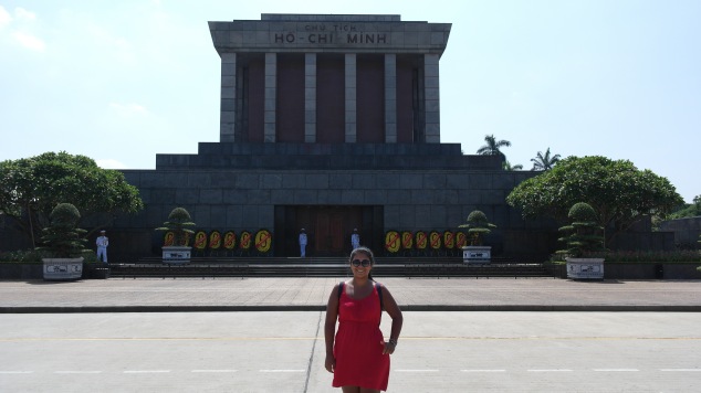 O principal ponto turístico da cidade é o mausoléu onde esta o corpo do maior líder Vietnamita, o Ho Chi Minh.